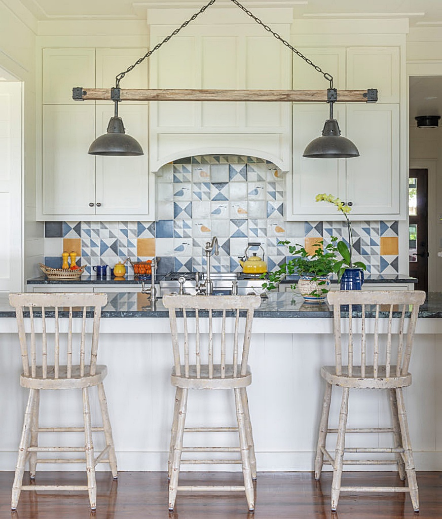 Lowcountry kitchen with island and bar stools