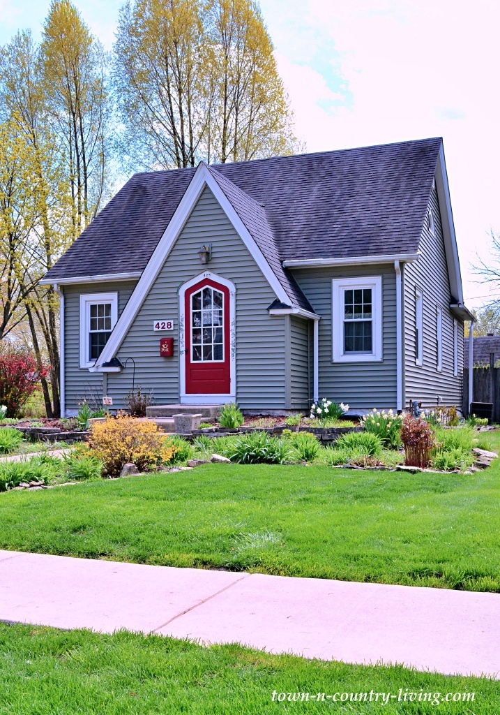 small house ideas - gray cottage