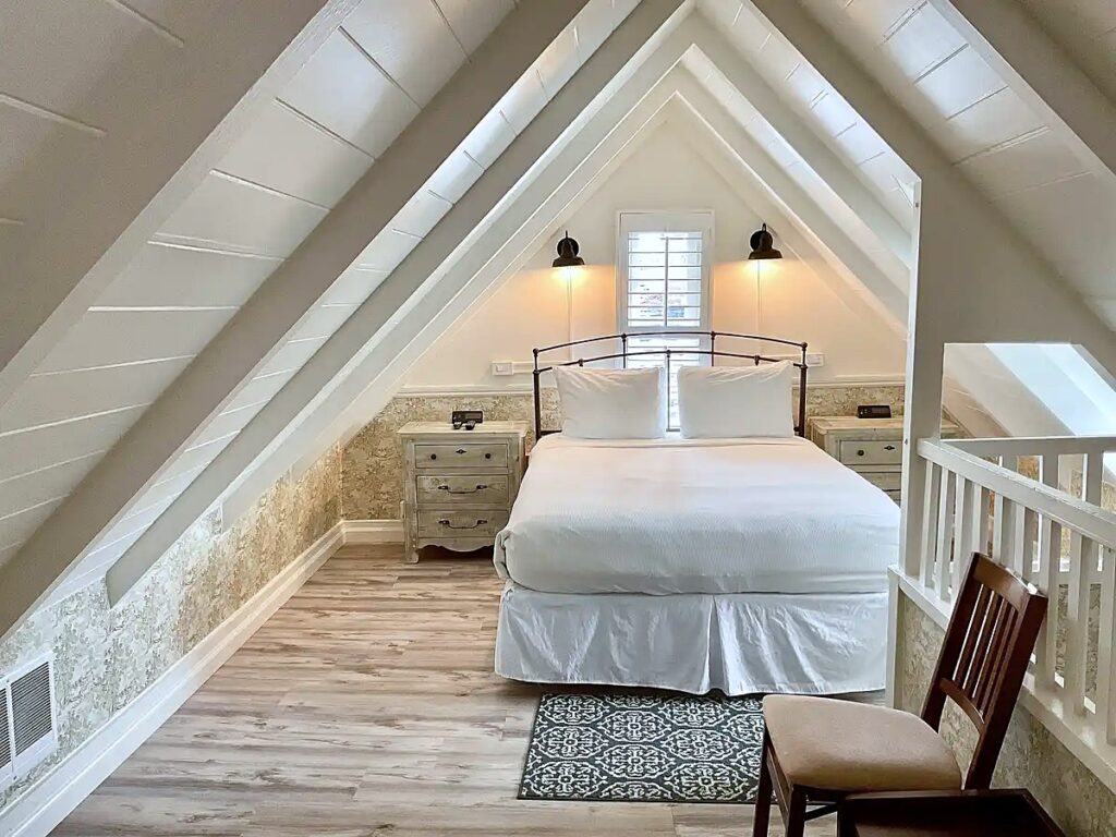 Green Lantern Inn - The Cypress Room