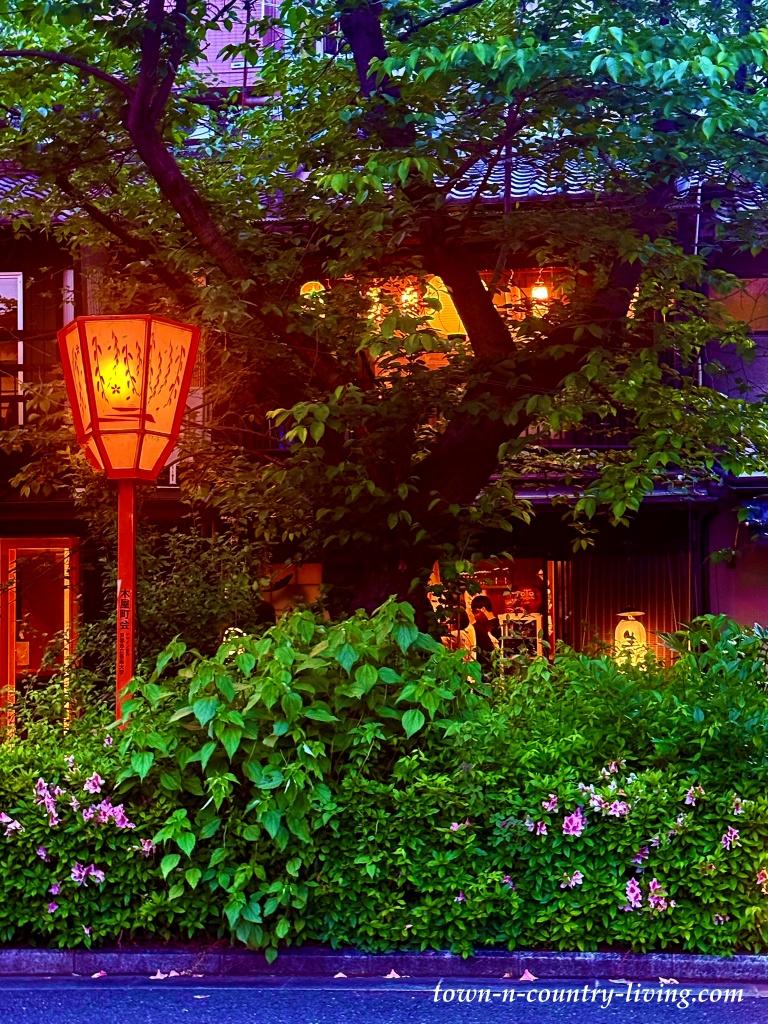 lanterns at night - best things to do in Kyoto