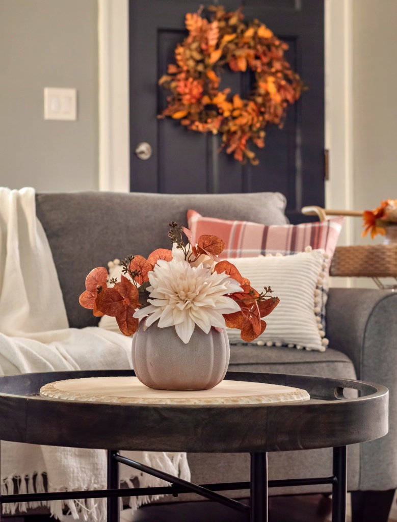 fall decorating ideas in a traditional family room