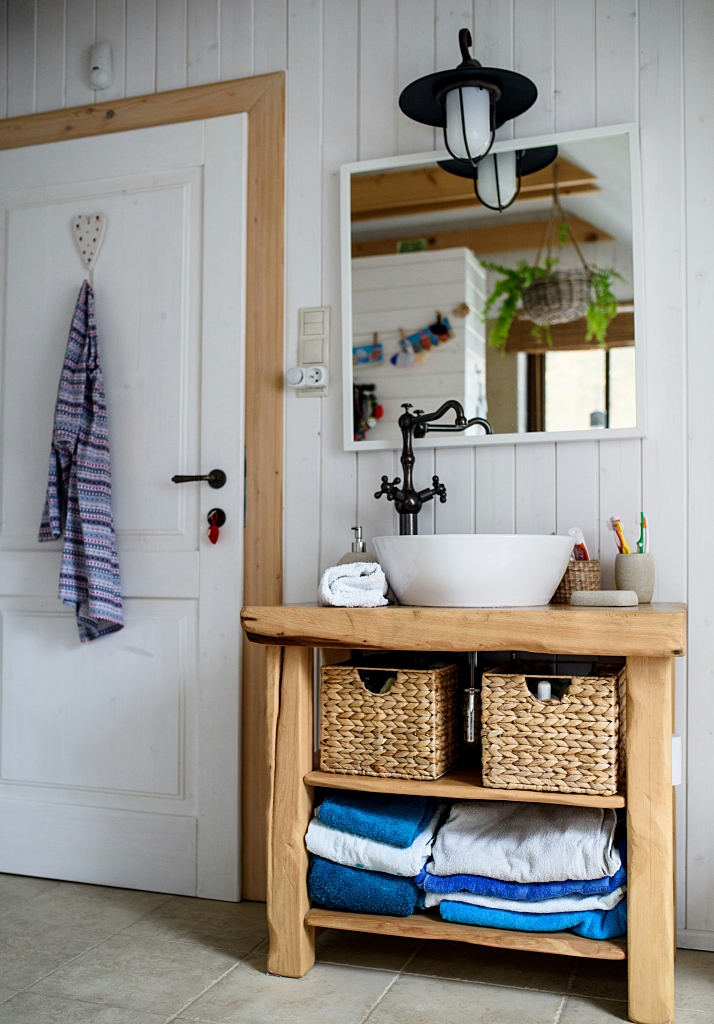 simple and rustic bathroom vanity