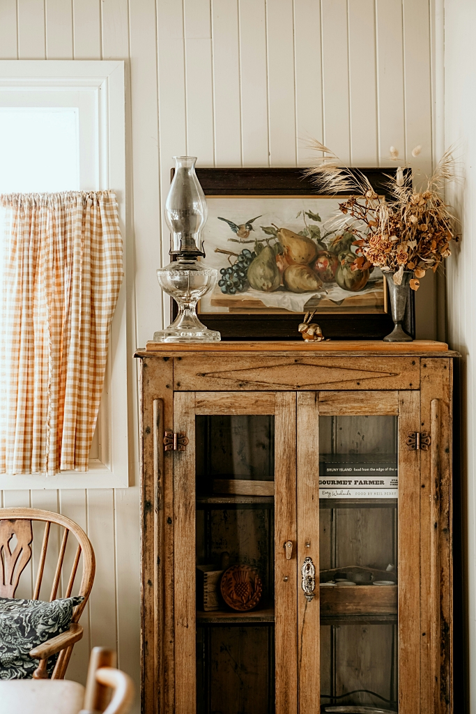 farmhouse style with cottage elements