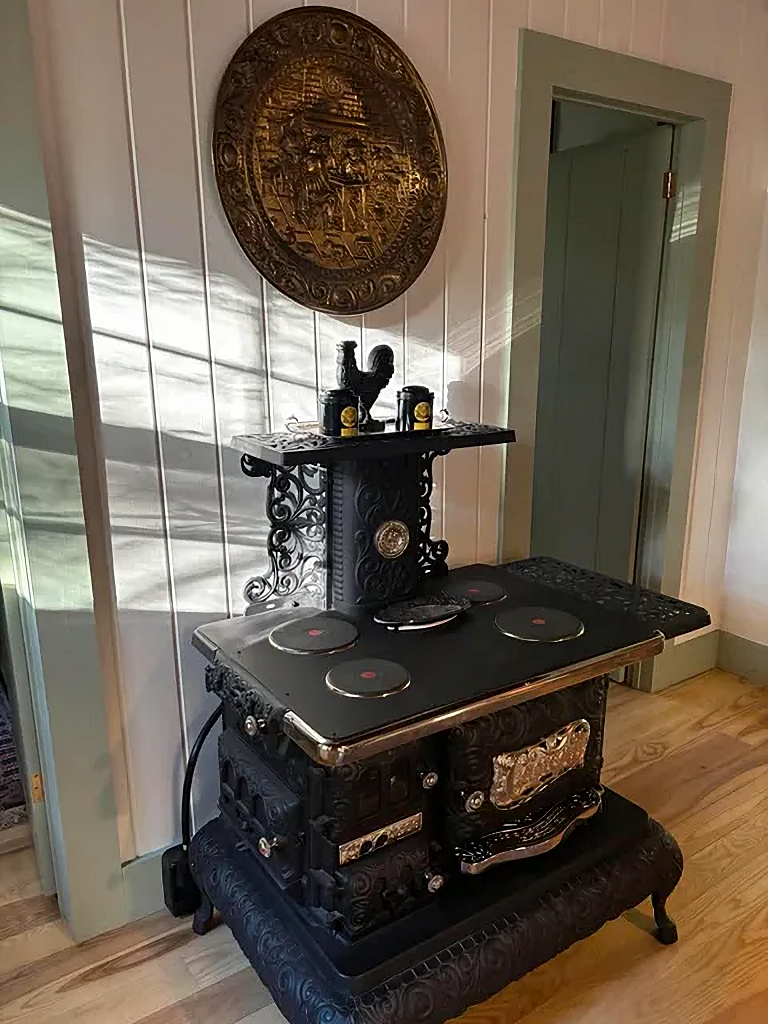 โCanopyโ model stove made by Leahey Brothers