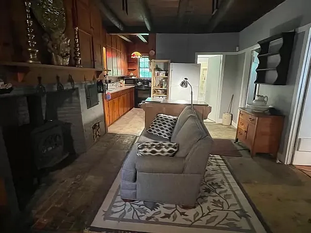 keeping room before renovation
